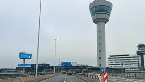 Waarom je bij het verlaten van Schiphol ineens dit onverwachte verkeersbord passeert