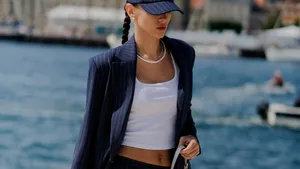 Vrouw draagt supportive bra top van Uniqlo onder blazer.