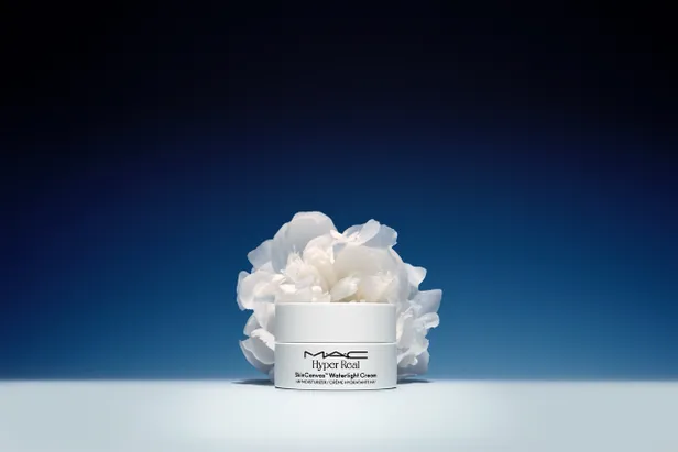 Hyper Real Skincanvas Waterlight Cream van M.A.C | €49 (50 ml)