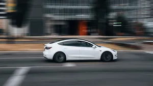 Tesla Model 3 rijdend over de snelweg
