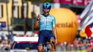 Alberto Bettiol komt juichend over de finish in de Giro.