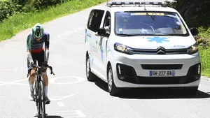 Een gehavende Paul Seixas rijdt voor de doktorswagen.