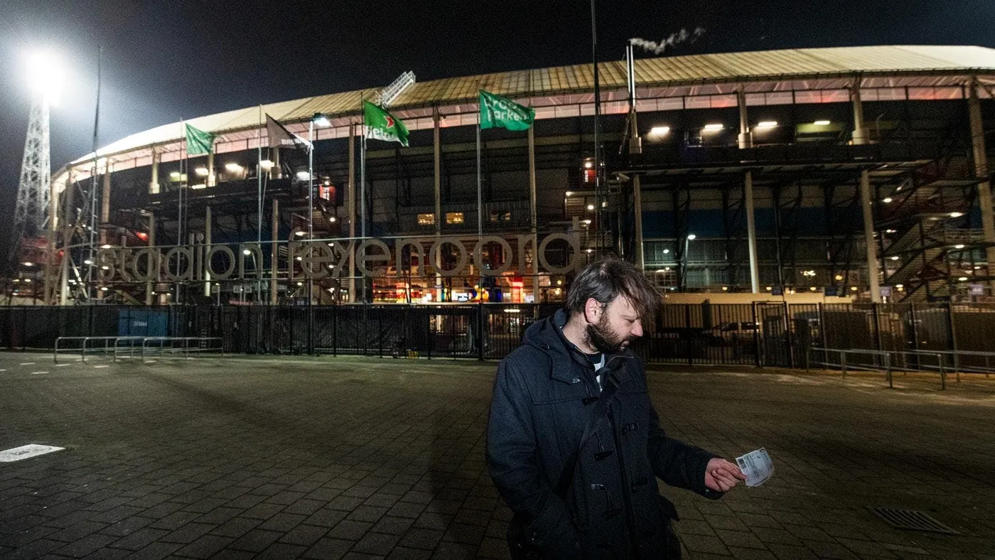 Verslaggever beleeft de lege Kuip - Hand in Hand zonder Kameraden