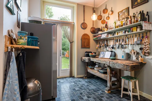Gezellig hoekje in één van de twee keukens in pastorie in Schalsum
