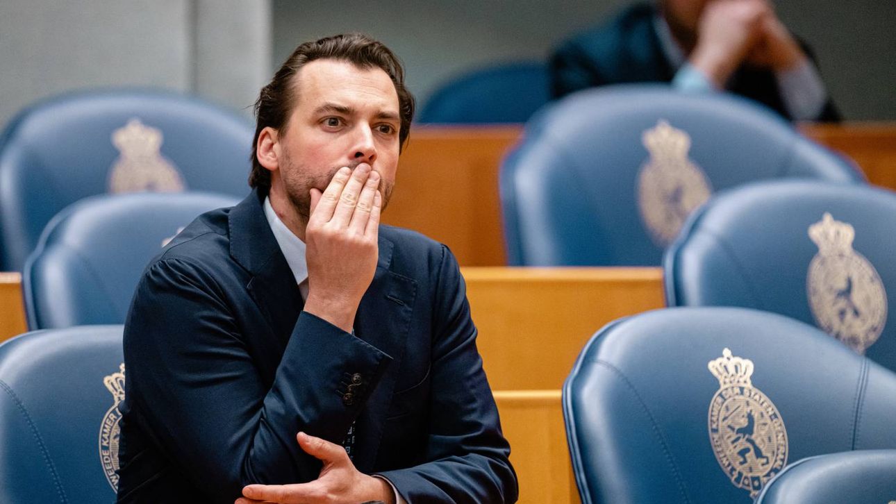 Zien Thierry Baudet Krijgt Flinke Mep In Het Gezicht Met Paraplu Nieuwe Revu