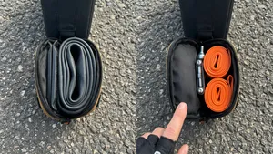 Een directe vergelijking van twee open zadeltasjes op asfalt: links een volgepropt tasje met één grote zwarte butyl binnenband, rechts een ruim tasje met twee compacte oranje TPU binnenbanden en een multitool.