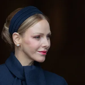 Benieuwd naar de skincare van prinses Charlene? We onthullen haar favoriete (en peperdure) crème die ze deelt met Jennifer Lopez.