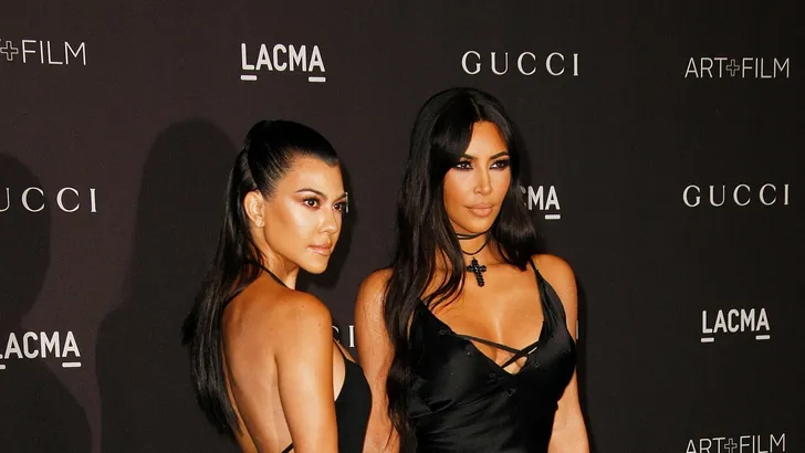 Zien: Kim en Kourtney Kardashian vliegen elkaar in de haren