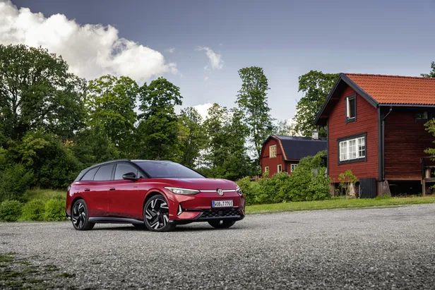 Rode Volkswagen ID.7 Tourer GTX voor een landelijke woning