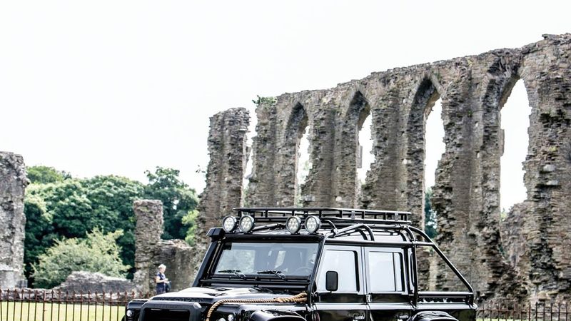 Koop De Ultieme Land Rover Defender Uit De Bondfilm Spectre | Autobahn