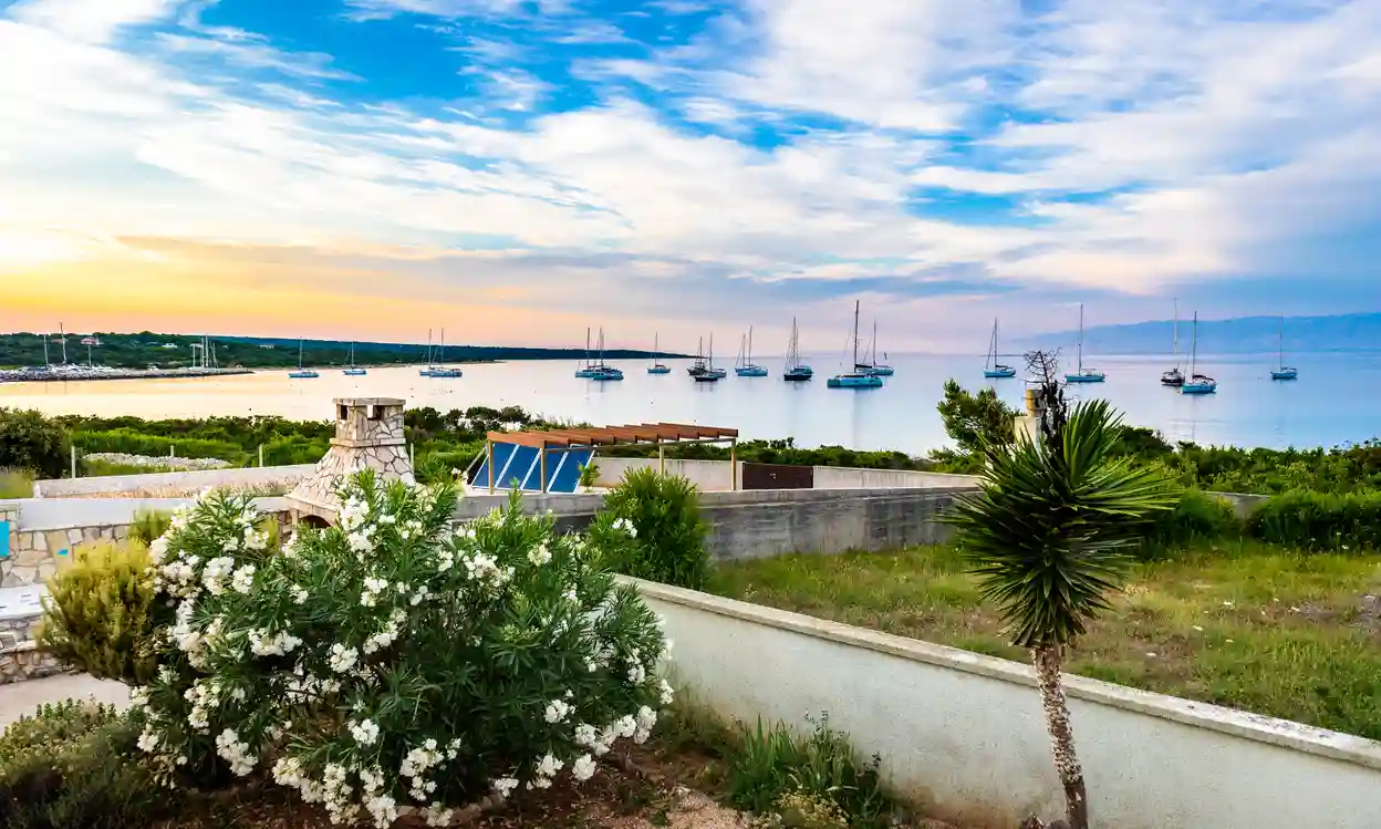 Te Silba heb je uitzicht op de bootjes in de baai. Stap jij ook aan boord?
