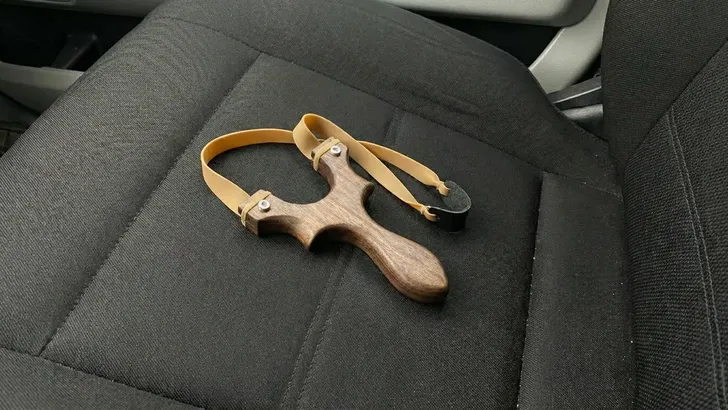 Spaanse vader krijgt verkeersboete van 300 euro wegens verboden wapenbezit door kinderspeelgoed