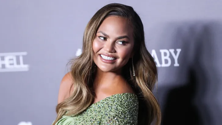 Chrissy Teigen Corona borstimplantaten