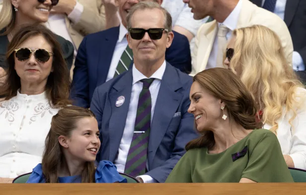 Een gezellig onderonsje tussen prinses Charlotte en prins Kate op de tribune van Wimbledon 2026.