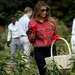 Glamourous tuinieren met Melania: trek een peperdure Balmain blouse aan