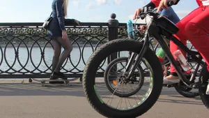 'De zomertrend waarbij een vrouw een tets op de kont krijgt van een passerende fatbiker is geboren'