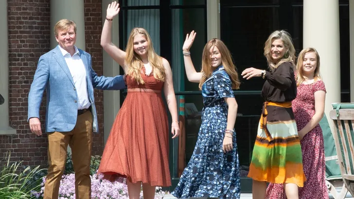 Royals trekken zich massaal terug in hun paleizen