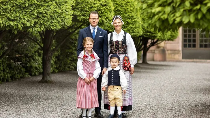 Zweedse royals poseren in klederdracht