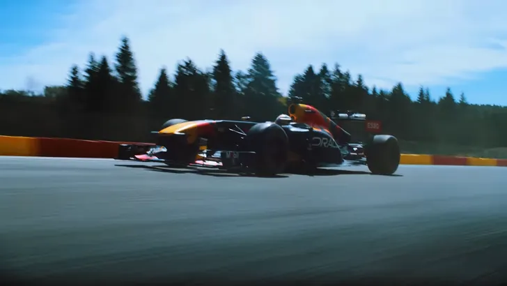 Verstappen probeert vernieuwd Spa uit met RB7 V8 (video)