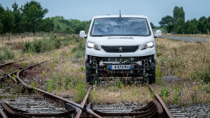 Frankrijk blaast verlaten spoorlijnen nieuw leven in met autonome elektrische bestelwagens op treinwielen