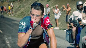 Lance Armstrong die zichtbaar afziet tijdens een beklimming op de fiets, als symbool voor zijn 'gevaarlijke' trainingsadvies.