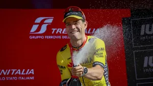 wout van aert spuit champagne