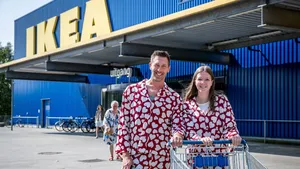 Vader en dochter bij de IKEA in matchende outfits.