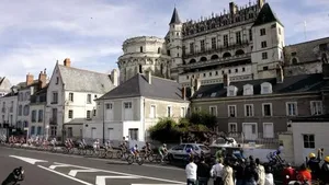 Peloton op weg in 101ste editie van Parijs-Tours