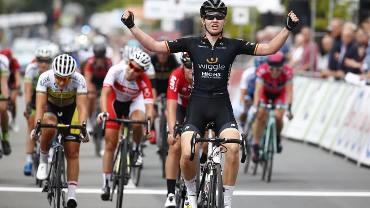 D'hoore wint waaieretappe Giro Rosa, Van der Breggen blijft in roze en Van Vleuten verliest tijd
