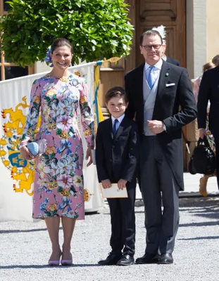 Kroonprinses Victoria en kroonprins Daniel met hun zoontje.