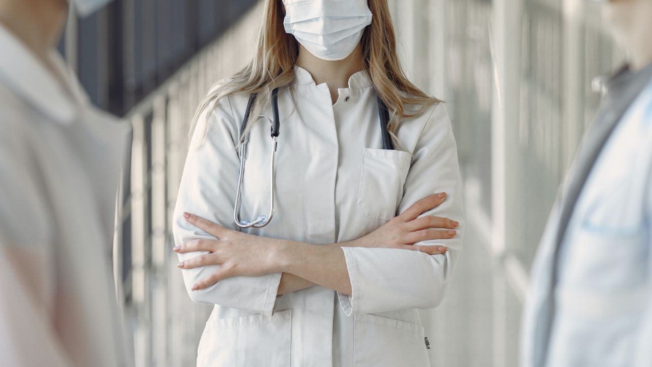 Ontbering knelpunt legering Knapste verpleegster op aarde ruilt witte jas om voor lingerie | Panorama