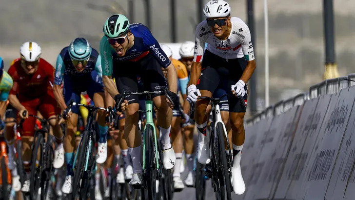 Isaac del Toro heeft een eerste tik uitgedeeld aan Remco Evenepoel in de strijd om de UAE Tour. De Mexicaan won na een fenomenale sprint de eerste etappe door Cees Bol te verslaan.