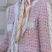 Vrouw in roze vest met parels - vest HEMA