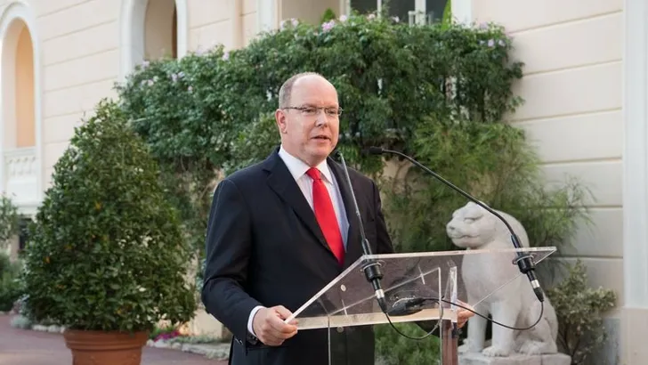 Zorgen om prins Albert, zus Stéphanie valt in