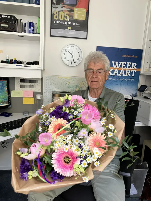 Vlak voor de opname wordt er een boeket bezorgd van een zeilvereniging uit Eindhoven. 
