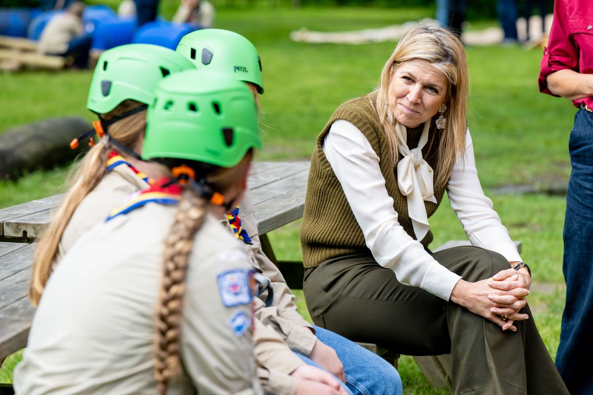 Handen uit de mouwen: Máxima helemaal in haar element bij Scoutinglandgoed Zeewolde