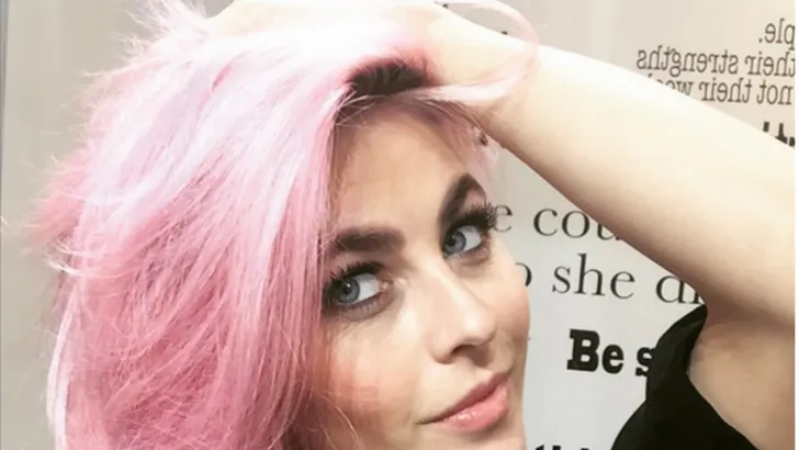 Julianne Hough gaat voor roze