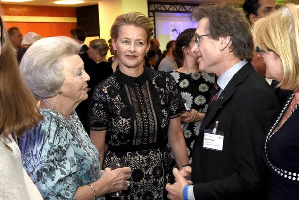 Ben Feringa met prinses Beatrix en prinses Mabel bij de uitreiking van de Prins Friso Ingenieursprijs.