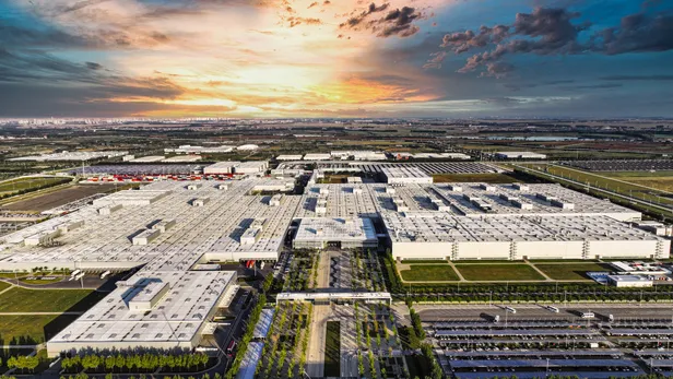 Een luchtfoto van de uitgestrekte BMW Brilliance-fabriek in het Chinese Shenyang bij zonsondergang. Foto: BMW Group