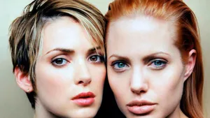 Winona Ryder met een pixie cut en Angelina Jolie met lang haar in de jaren '90.