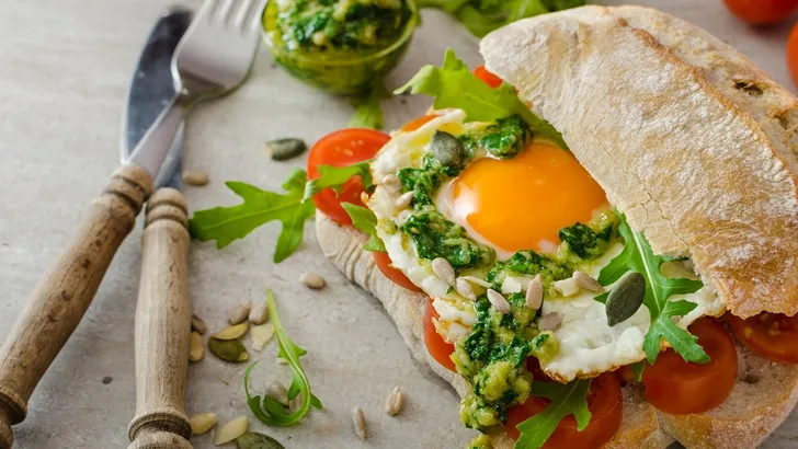 Move over, avocado - hier zijn de pesto-eitjes!