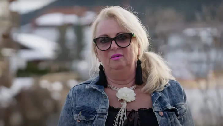 Monique blikt terug op Winter Vol Liefde – Videostill van Monique uit Winter Vol Liefde met in de achtergrond een besneeuwd berglandschap.