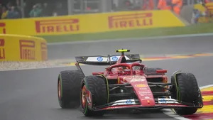 De Ferrari van Carlos Sainz en Charles Leclerc