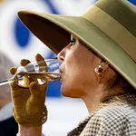 10x koningin Máxima met een glaasje wijn in haar hand