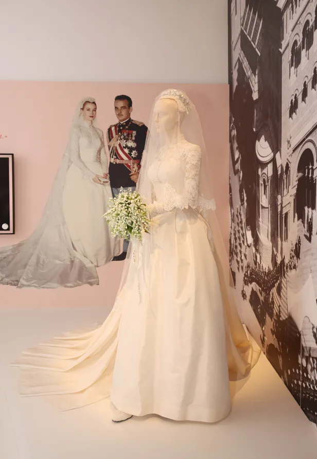Tentoonstelling huwelijk prinses Grace en prins Rainier van Monaco: de bruidsjurk die prinses Grace Kelly droeg bij hun kerkelijk huwelijk.