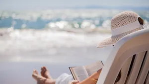 Lezen in de zon: 3 boeken die je deze zomer niet mag missen