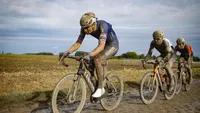 Dit is het geheim van de witte schoenen van Van der Poel na een modderige Parijs-Roubaix