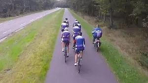 groepje wielrenners op een fietspad