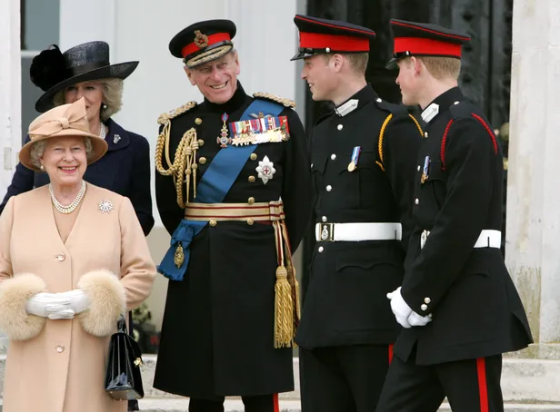 Simpeler tijden: prins Harry en prins William delen een pretje met hun grootouders.