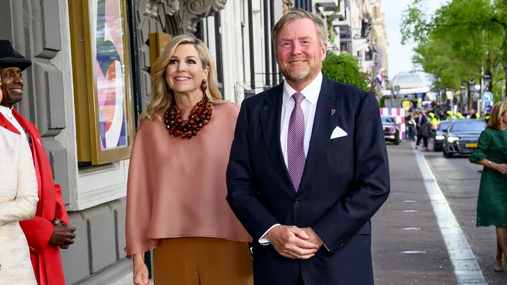 Roze romantiek op de Amstel: Máxima verrast met gedurfde 'cape-top' tijdens 5 mei-concert